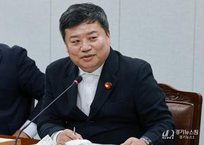 정영균 의원 의회운영위원회에서 질의 모습