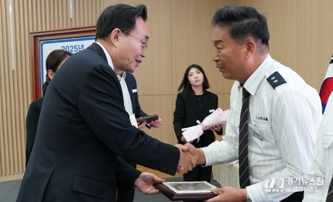 윤병태 나주시장으로부터 나주시장상을 받고 있는 김원종 씨.