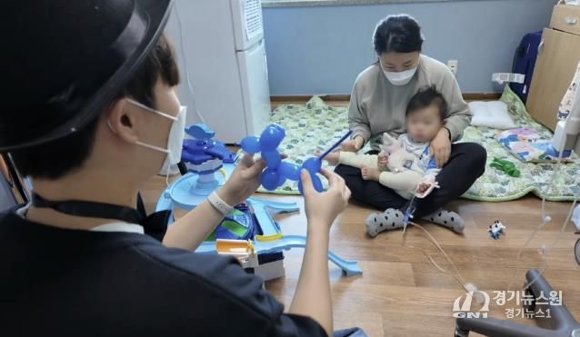 마술동아리 마피아가 소아병원 어린이를 대상으로 마술쇼를 펼치고 있다.