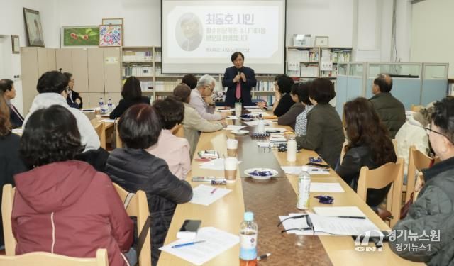 최동호 시인과 강연에 참석한 청중의 모습