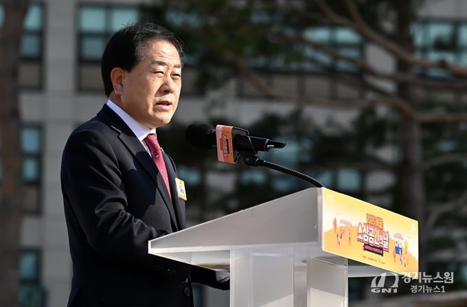 지난 11월 5일 서울광장에서 열린 ‘2025 서울시 소상공인의 날 기념행사’에 참석한 김용호 서울시의원이 축사를 하고 있다.