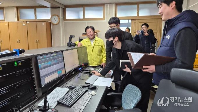 광주시교육청이 6일 광주고등학교에서 교육부, 한국교육시설안전원과 함께 수능시험장 방송시설을 점검하고 있다.