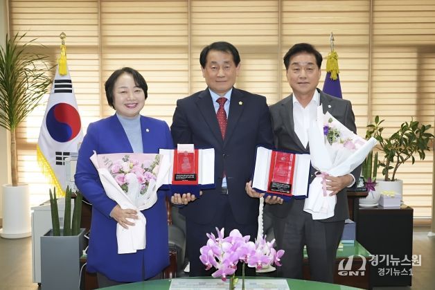 안동시의회 권기윤·정복순의원 2025년 경상북도 의정봉사대상 수상