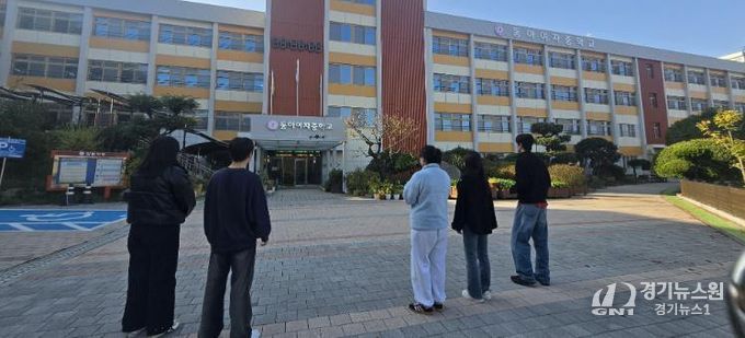 광주시교육청 전남대 교육협력관실이 7일 동아여고에서 전남대 지리학과 함께 진행하는 학교 항공촬영에서 전남대 지리학과 학생들이 드론을 조작하고 있다.