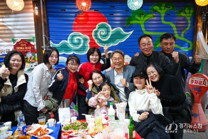 강기정 광주광역시장이 8일 오후 동구 대인시장에서 열린 대인예술야시장을 방문해 상인들을 격려하고 애로사항을 청취한 뒤 기념촬영을 하고 있다. /광주광역시 제공