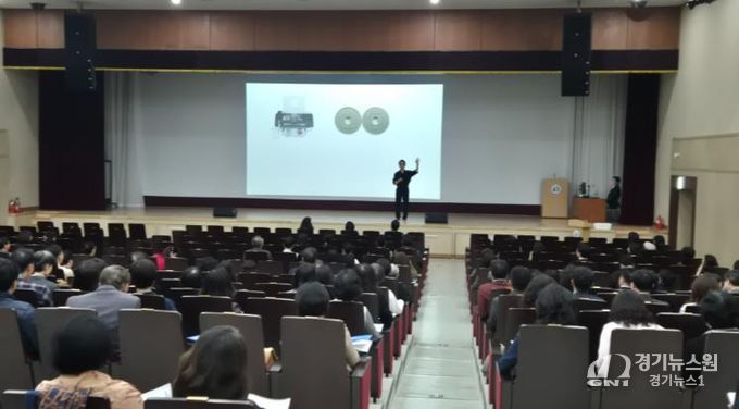 지난 7일 개막 강연 모습.