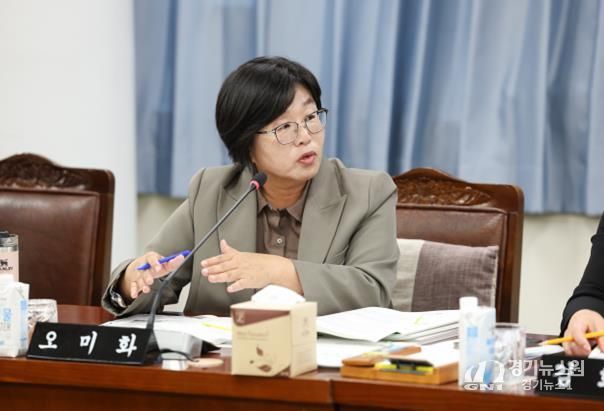 전라남도의회 제395회 제2차 정례회 기획행정위원회 소관 인재육성교육국 행정사무감사(10일)에서 오미화 의원이 집행부를 향해 질의하고 있다.