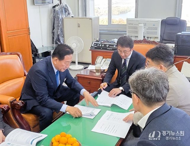 12일 김한종 장성군수(좌측)가 한병도 예산결산특별위원회 위원장에게 현안사업 추진의 당위성을 설명하고 있다