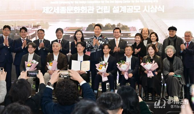 도문열 의원(뒷줄 왼쪽에서 네번째)이 '제2세종문화회관 국제설계공모' 수상자들과 기념촬영을 하고 있다.