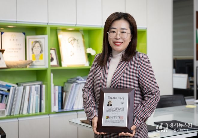 강혜숙 시의원이 ‘2025 한국선진교통문화 의정대상’ 상패를 들고 기념촬영을 하고 있다.