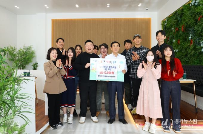 조길형 충주시장 청년과의 소통 간담회 개최(청년이 빛나는 봉방 행사 수익금 전액을 기탁하는 봉방동 청년사업자연합회 사진)