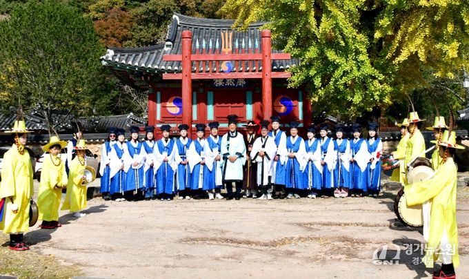 13일 청렴문화 체험교육에 참여한 김한종 장성군수와 공직자들이 필암서원 앞에서 기념사진을 남기고 있다