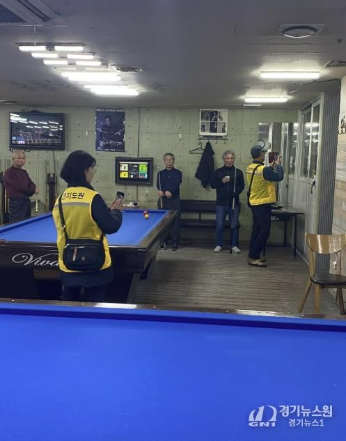 담당 공무원과 금연 지도원이 합동 단속을 하고 있다.