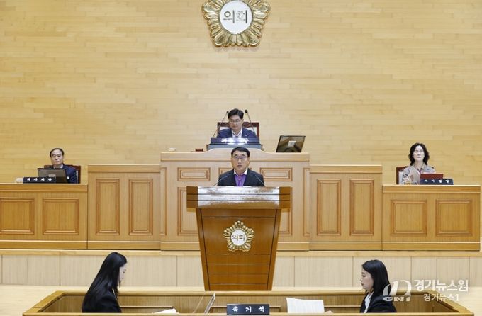 19일, 제332회 신안군의회 제2차 정례회에서 시정연설 중인 김대인 신안군수 권한대행