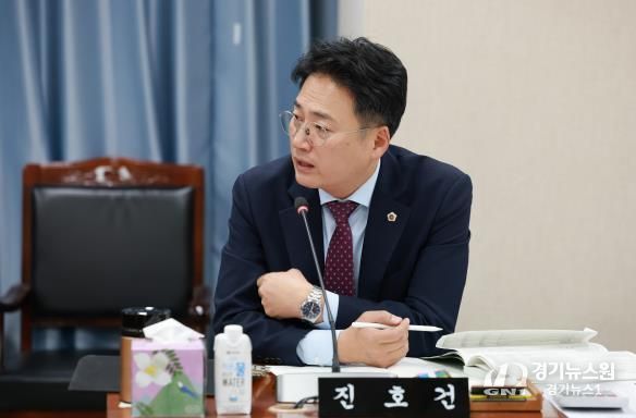 진호건 전남도의원이 해양수산과학원 김충남 원장에게 질의하고 있다.