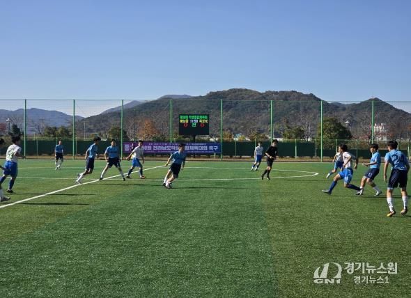 벌교생태공원축구장에서 ‘제50회 전라남도학생종합체육대회’ 축구 경기가 진행되고 있다.