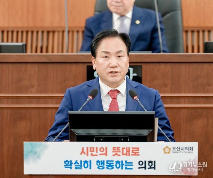 이권재 오산시장이 제298회 제2차 정례회 제1차 본회의에서 시정설명 하는 모습