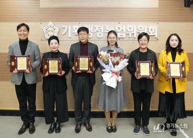 바르게살기운동 아산시협의회로부터 감사패를 받은 아산시의회 기획행정농업위원회 의원들이 기념 촬영을 하고 있다.