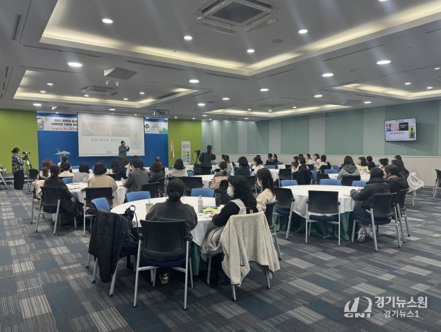 울산지역 유치원, 어린이집 교사들과 영유아 보호자들이 19일 본청 외솔회의실에서 영유아 정서 사회 발달 지원 연수를 듣고있다.