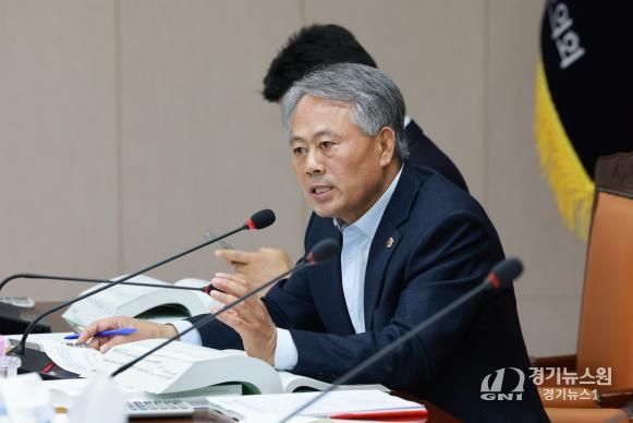 박성재 전남도의원이 농축산식품국 박현식 국장에게 질의하고 있다.