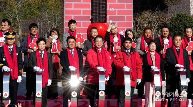 김영록 전라남도지사가 1일 전남도청 광장에서 열린 ‘희망 2026 나눔캠페인’ 출범식 및 사랑의 온도탑 제막식에서 참석자들과 사랑의 온도 올리기 퍼포먼스를 하고 있다.