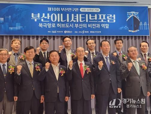 (아랫줄 왼쪽에서 세 번째 이승우의원)