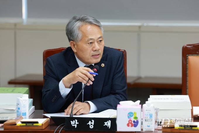 박성재 전남도의원이 문화융성국 강효석 국장에게 질의하고 있다.