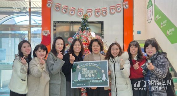 광산구 수완동에 지역사회 나눔으로 제작된‘라면 트리’가 올해도 불을 밝혔다.