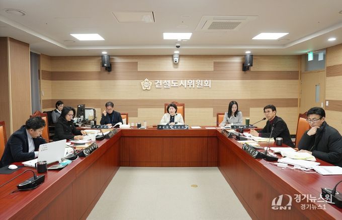 아산시의회 건설도시위원회가 제263회 아산시의회제2차 정례회 중 주요업무 추진상황 보고를 청취하고 있다.