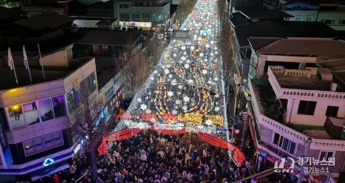 지난해 12월 열린 화천산천어축제 선등거리 점등식