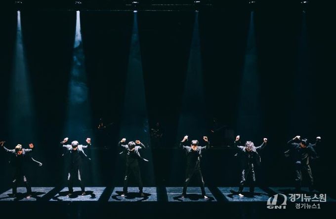 세계 유수의 도시와 축제에 초청받은 현대무용단 모던테이블의 <다크니스 품바>가 영덕에서 박력넘치는 공연을 펼쳐 환호를 받았다.