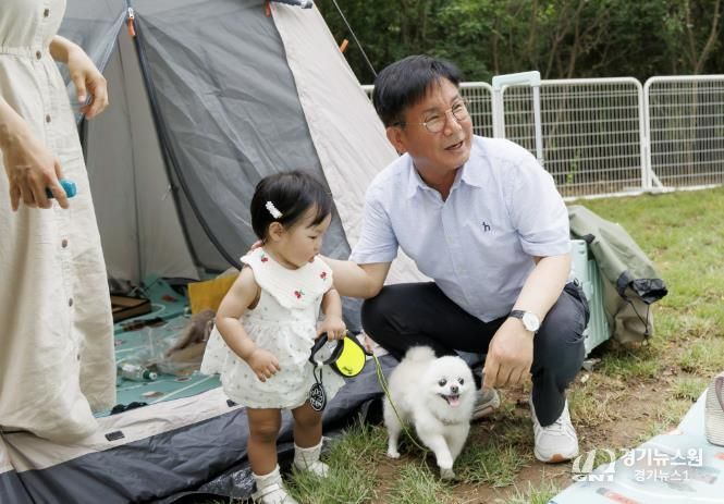 마포반려동물캠핑장에서 반려견과 함께 행복한 시간을 보내고 있는 박강수 마포구청장