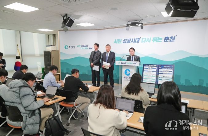 육동한 춘천시장은 9일 시청 브리핑룸에서 2026~2027 교통안전 개선계획을 발표했다.