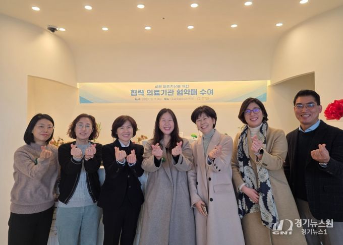 2025년 12월 9일에 학교지원본부, 동행정신건강의학과 관계자들이 함께한 협약패 수여 행사 모습