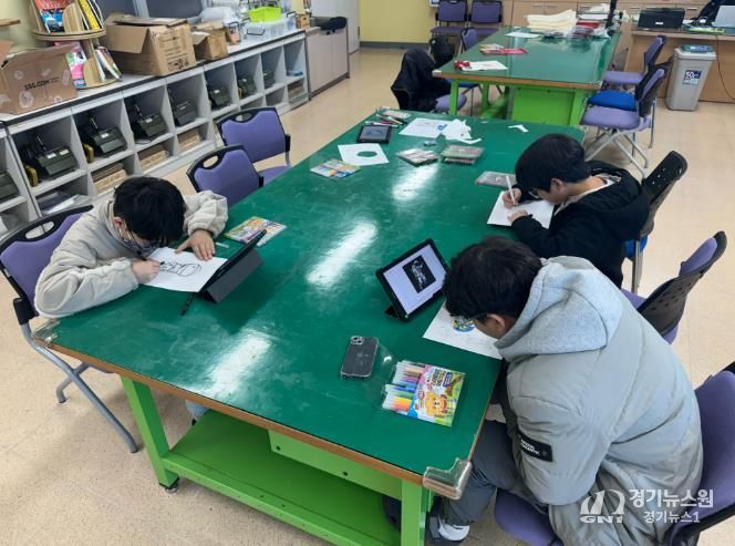 학생들이 '아트사이언스 공작교실'에서 친환경가방 만들기를 체험하고있다.