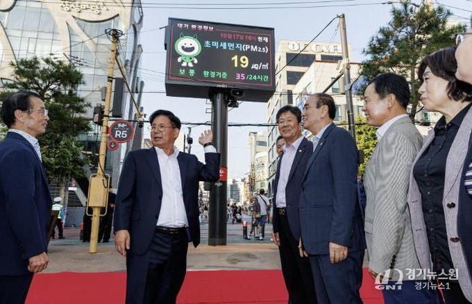 박강수 마포구청장이 미세먼지 현황이 송출되고 있는 레드로드 재난문자전광판을 살펴보고 있다.