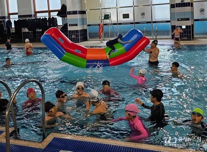파주시, 스포츠센터 가족 물놀이장 첫 운영 성황… 오는 21일 금촌다목적실내체육관에서 두 번째 운영 예정