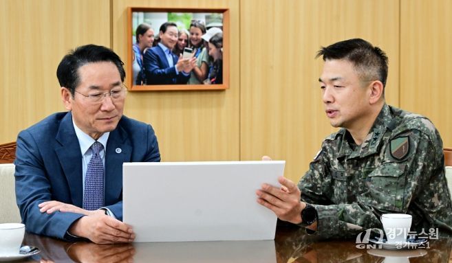 유정복 인천광역시장이 10일 시청 접견실에서 이광섭 육군 제17보병사단장과 인천 안보태세를 점검하고 있다.