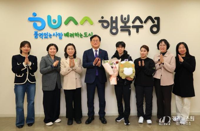 대구 수성미래교육재단(이사장 김대권)은 지난 10일 2025-2026 국제빙상경기연맹(ISU) 주니어 그랑프리 파이널 대회에서 우승한 서민규 선수(경신고 2학년)를 초청해 간담회를 열고 격려했다.