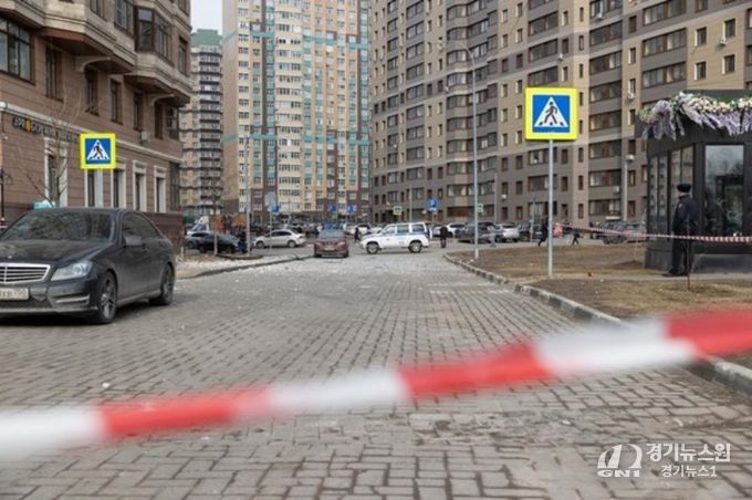 지난달 11일 러시아 모스크바 남동부에서 촬영한 손상된 주거 건물. (사진/신화통신)