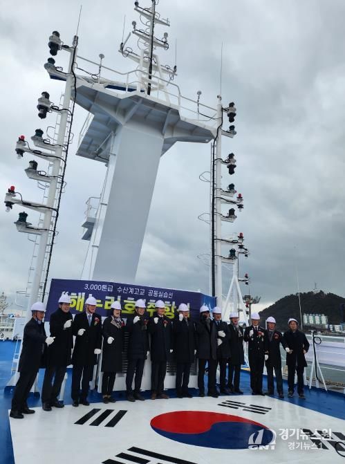 전남·경북·인천·경남·충남 등 5개 시도교육청과 교육부, 해양수산부 관계자들이 12일 해누리호에서 기념촬영을 하고 있다.