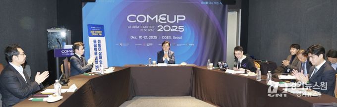 12일 김관영 도지사가 서울 코엑스에서 열린 ‘컴업 2025’ 에서 국내 최대 스타트업 단체인 코리아스타트업포럼과 함께 ‘피지컬 AI 기회의 땅, 전북’을 주제로 좌담회를 갖고 전북 스타트업 전시관을 둘러보고 있다