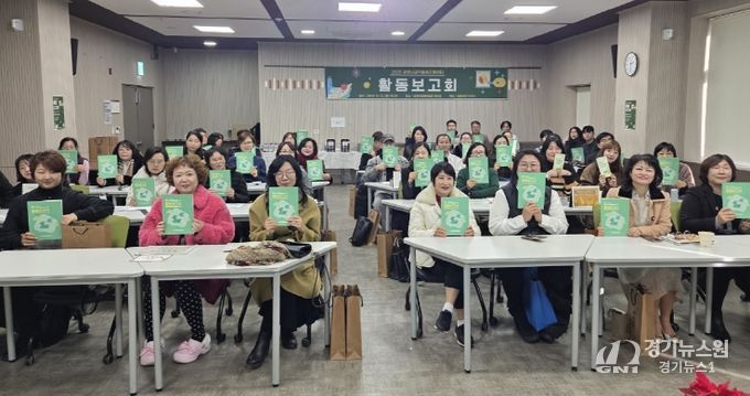 지난 12일 광명시평생학습원에서 공익활동지원센터 활동보고회를 개최하고 기념사진을 촬영하고 있다.