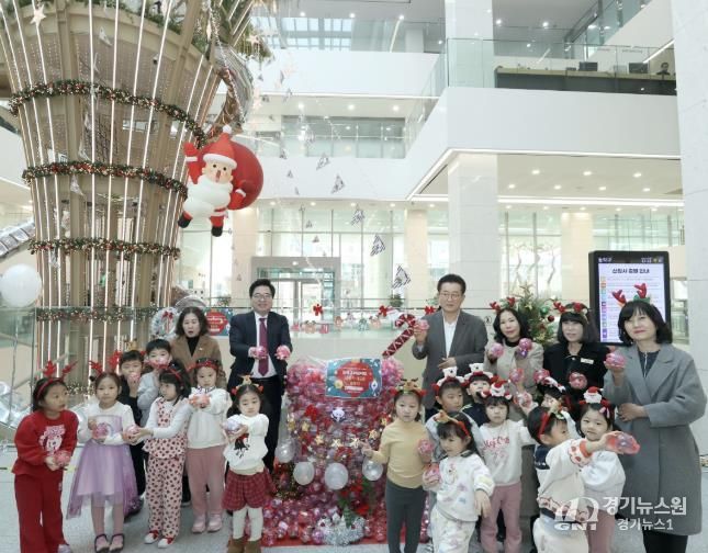 지난 12일, 박일하 동작구청장(왼쪽 두 번째)이 ‘사랑의 저금통 쌓기’ 행사에서 참석자들과 기념 촬영하고 있다.