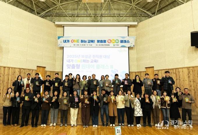 보성군 공직자 맞춤형 교육‘원데이 클래스2’ 추진_ '원데이클래스2' 체험프로그램에서 만든 하바플라리움 무드등을 들고 사진을 찍었다