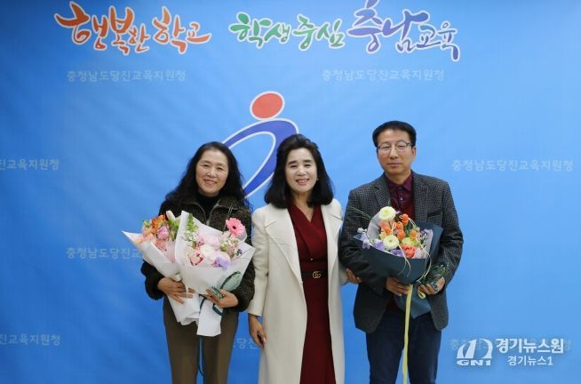 퇴직공무원 송공패수여식(도서관 사서5급 정선경, 운전7급 오인석)