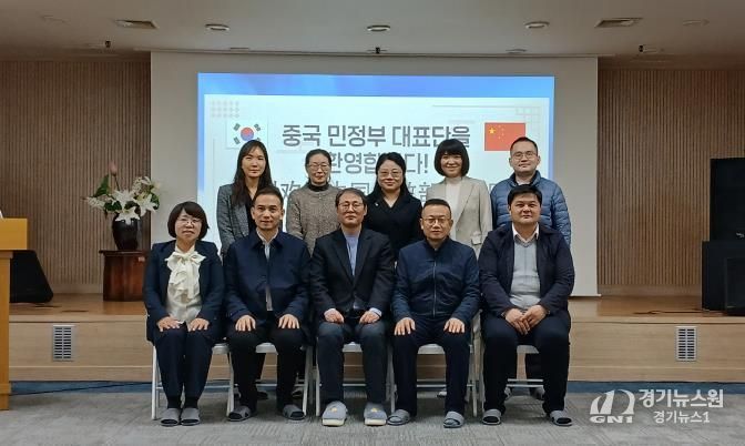 수원시를 방문한 중국 민정부 대표단이 기념촬영을 하고 있다.