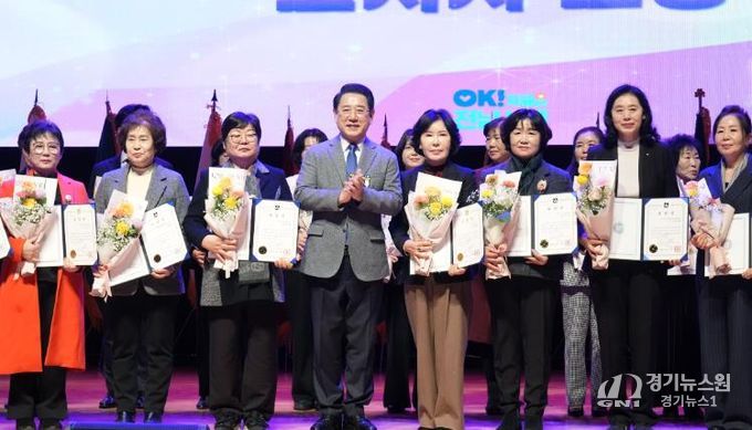 김영록 전라남도지사가 16일 도청 김대중강당에서 열린 ‘제28회 전라남도 여성대회’에 참석해 지역발전과 여성의 권익 신장에 기여한 유공자에게 표창장을 수여한 뒤 기념촬영을 하고 있다.