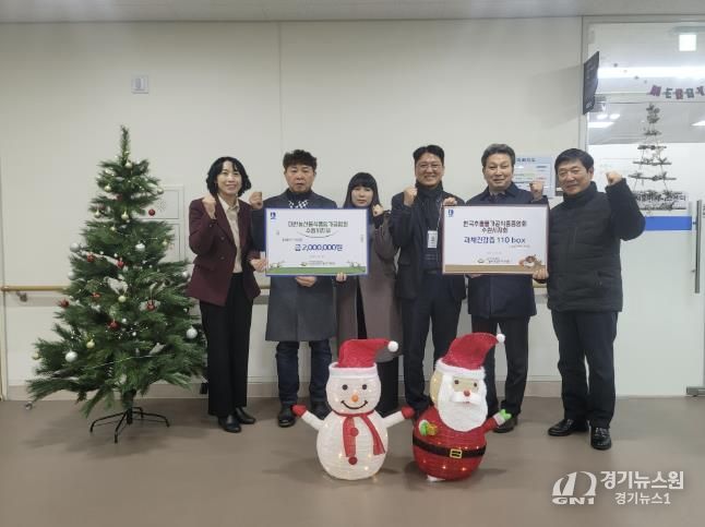 전달식 후 한국추출가공식품업중앙회경기도지부 수원시지회, 대한농산물식품임가공업연합회 수원시지부, 수원시 관계자가 함께하고 있다.