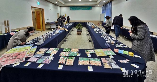 경주시가 ‘2026 청년감성상점 상품 입점 공모’ 심사를 진행하고 있다. 이번 공모를 통해 선정된 165점의 청년 예술가 작품은 내년 1월부터 황리단길 청년감성상점에서 전시·판매될 예정이다.